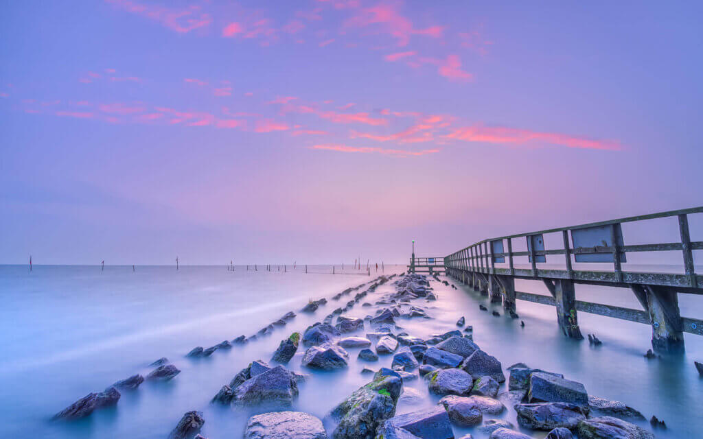 Serene zonsopkomst bij de haven van Edam aan het IJsselmeer.