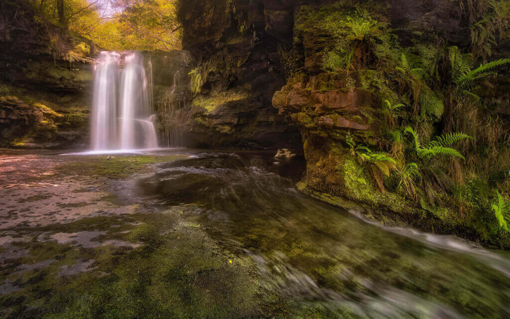 De Sgwd Clun-Gwyn waterval in de Brecon Beacons in Wales.