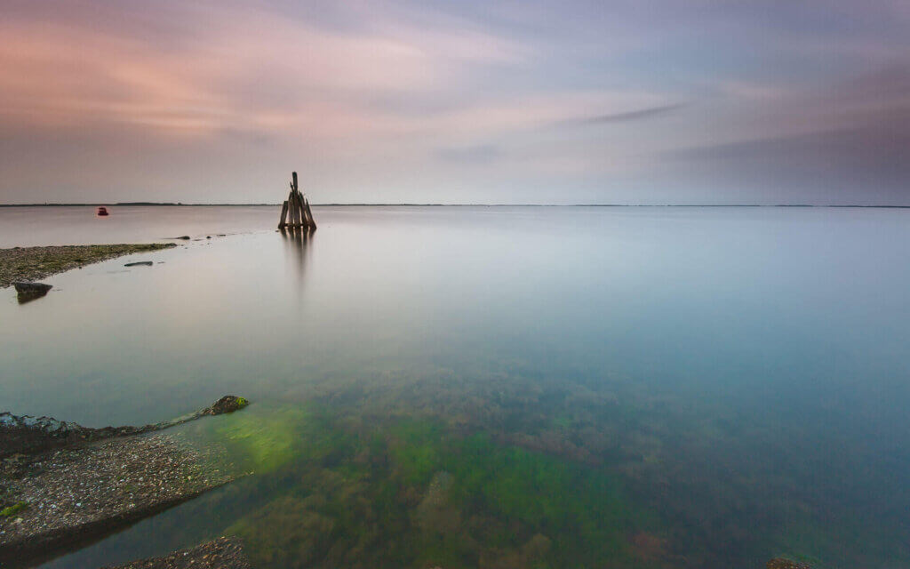 Serene zonsondergang aan het Grevelingenmeer bij Den Osse.