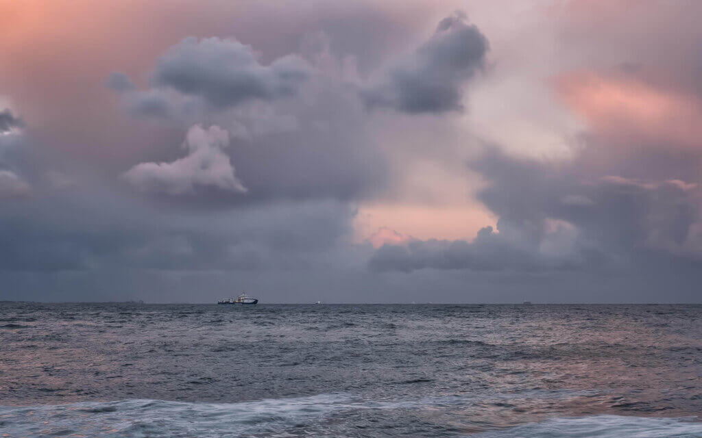 Dreigende lucht tijdens zonsondergang aan de Westerschelde bij Vlissingen.