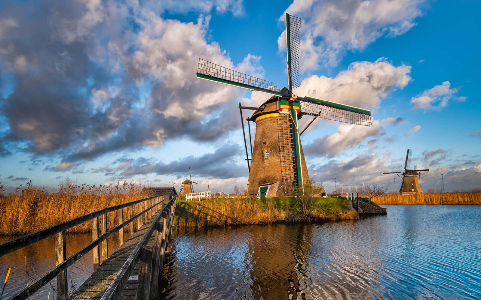 De brug, met geen toegang voor bezoekers, naar een van de molens van Kinderdijk.