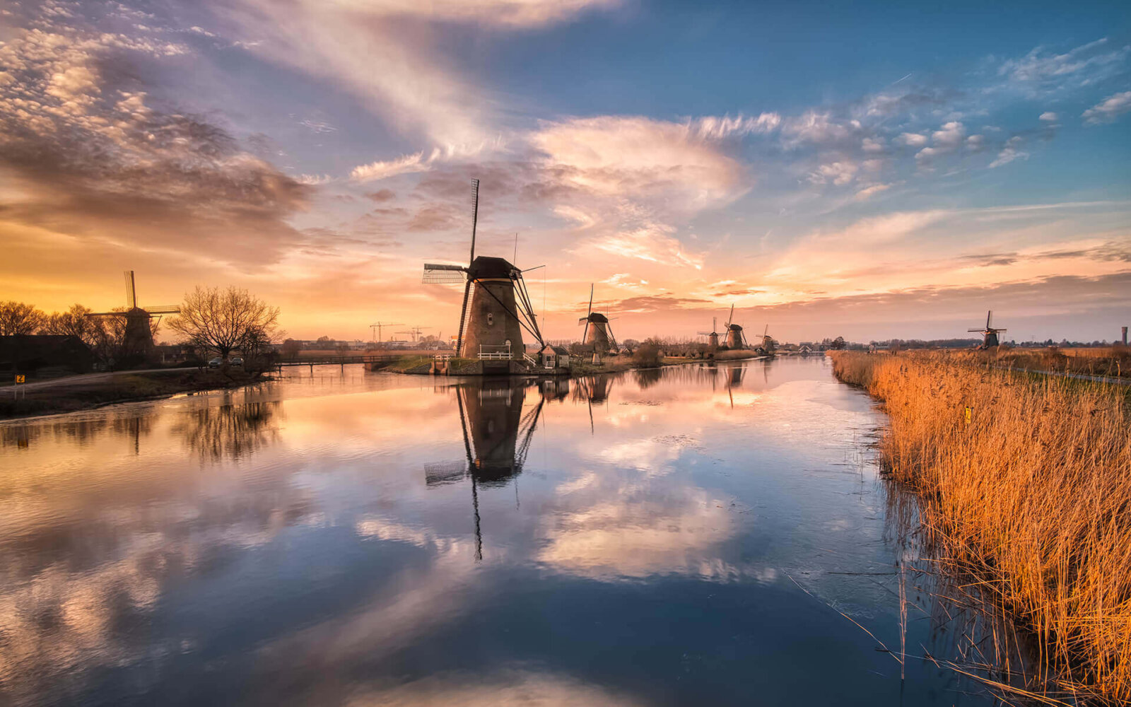 Kinderdijk Op een geweldige avond aan het water, met prachtige wolken weerspiegeld bij de molens van Kinderdijk.