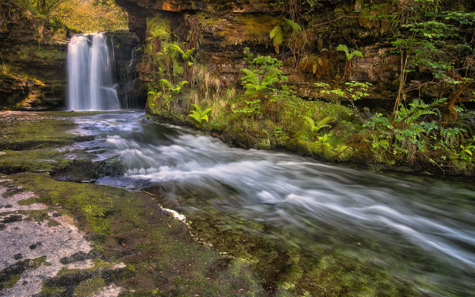De Sgwd Clun-Gwyn waterval in de Brecon Beacons vlakbij Pontneddfechan.