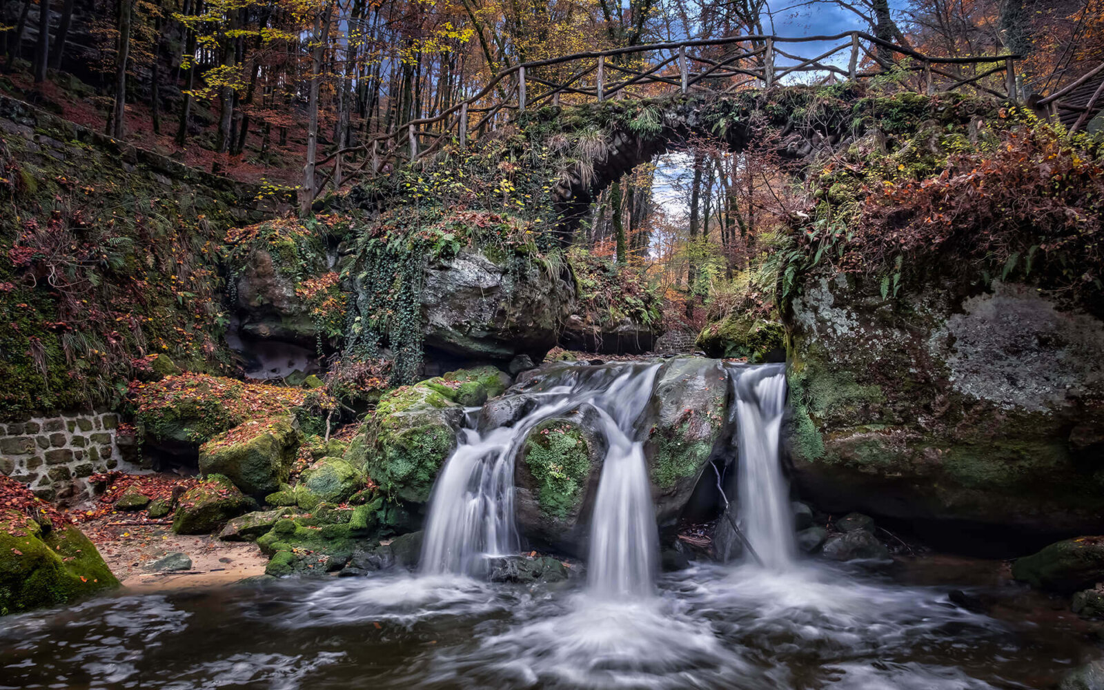 De Schiessentümpel-waterval (met herfstkleuren) bij Müllerthal, Luxemburg.