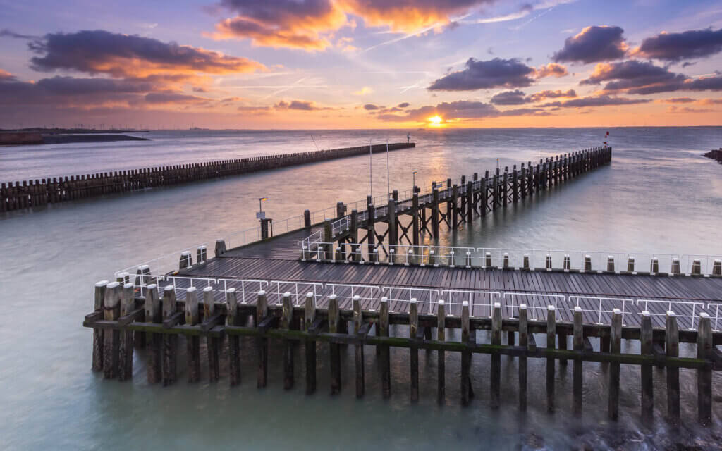 Een heerlijke zonsopkomst aan de haven van Vlissingen.