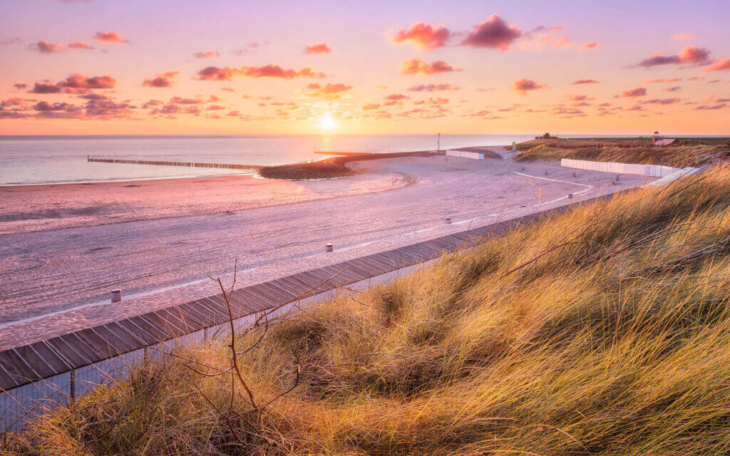 Prachtige zonsondergang, met schapenwolkjes, bij het strand van Westkapelle.