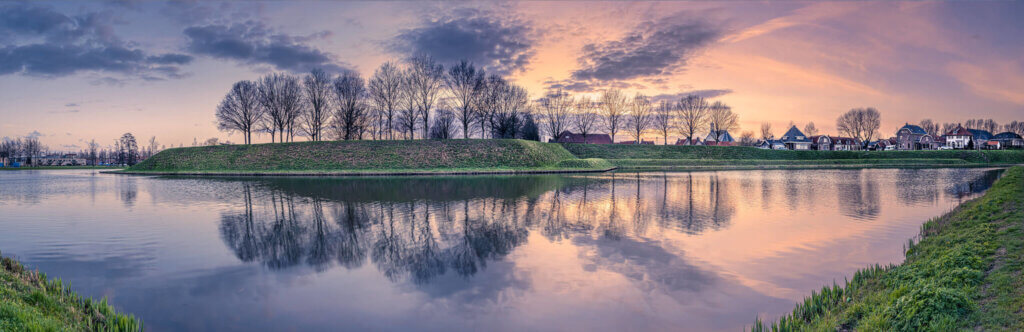 Een panorama van het vestingstadje Nieuwpoort met zonsondergang.