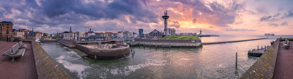 Een prachtige panoramische zonsopkomst bij Vlissingen met het centrum en haven in beeld.