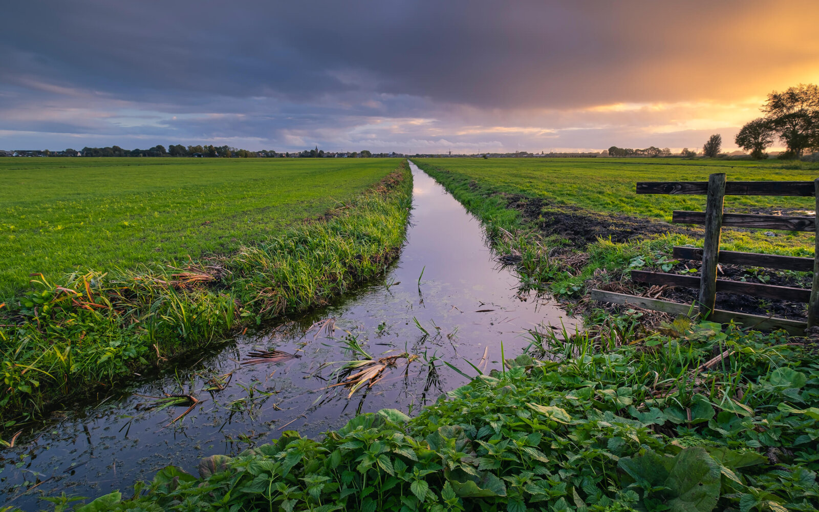 Bleskensgraaf Een zonsondergang bij een sloot tussen de weilanden van de Alblasserwaard bij Bleskensgraaf.