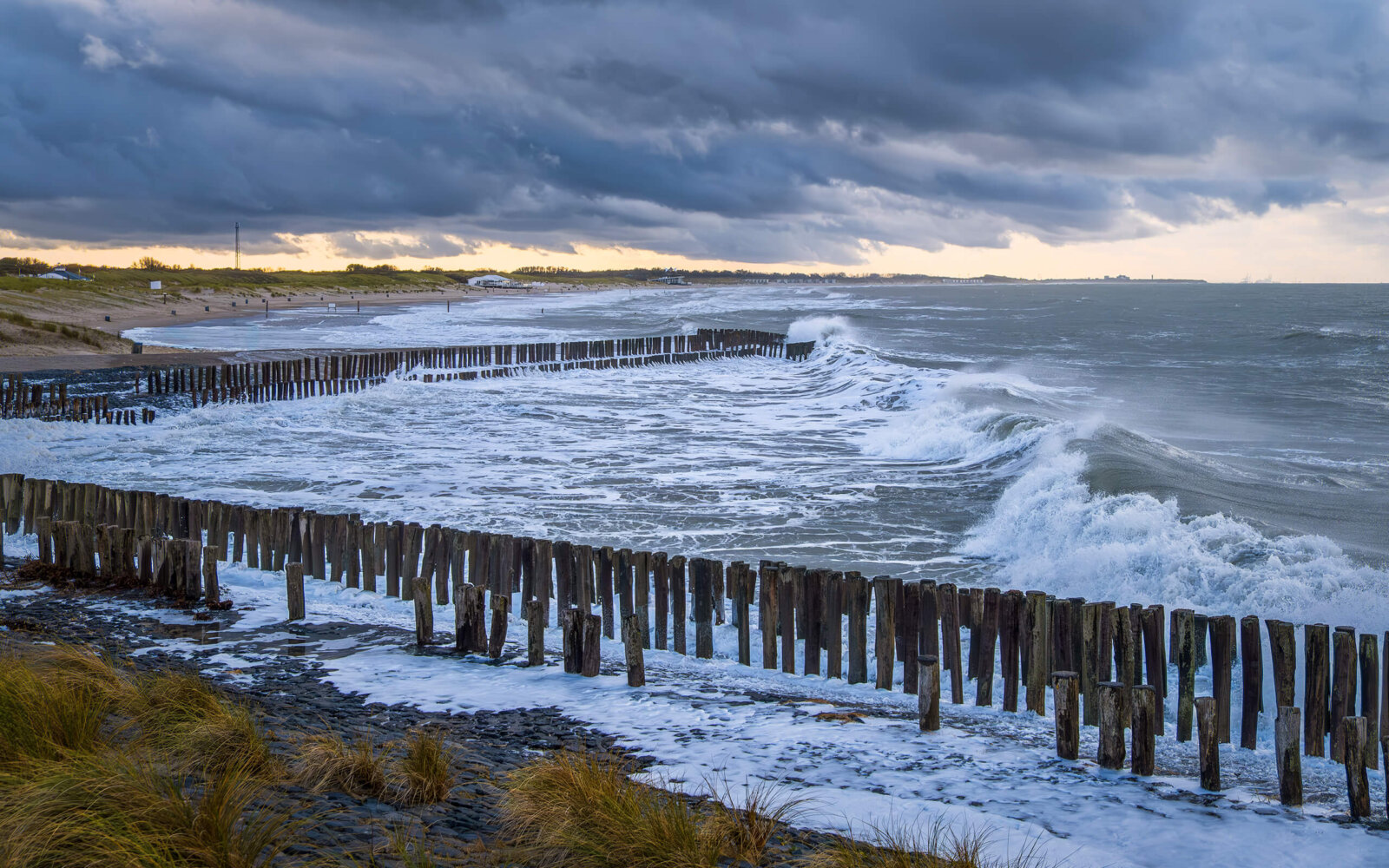 De dag na storm Benjamin rolt een prachtig golf op het strand bij Nieuwesluis, Breskens in Zeeland.