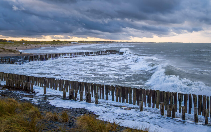 Nieuwesluis De dag na storm Benjamin rolt een prachtig golf op het strand bij Nieuwesluis, Breskens in Zeeland.