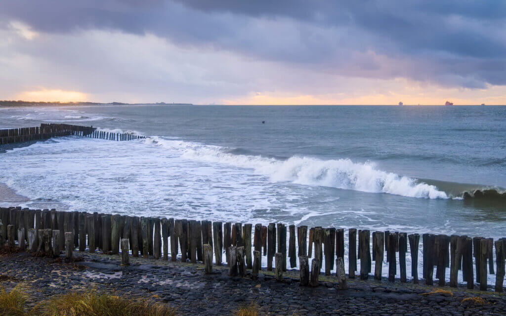 Rond zonsondergang komt de zee tot rust aan de kust bij Nieuwesluis, vlakbij Breskens in Zeeuws-Vlaanderen.