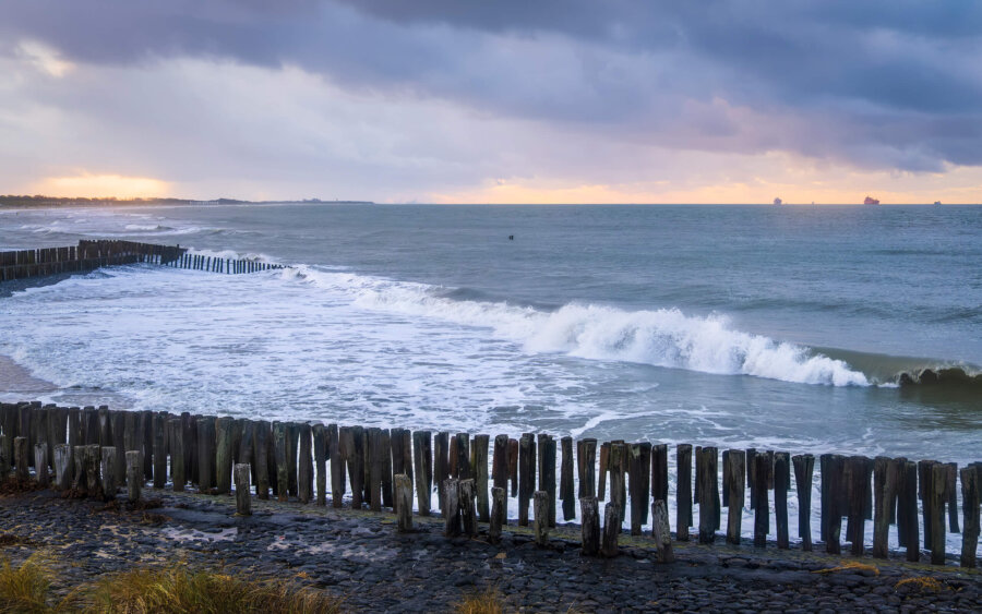 Rond zonsondergang komt de zee tot rust aan de kust bij Nieuwesluis, vlakbij Breskens in Zeeuws-Vlaanderen.