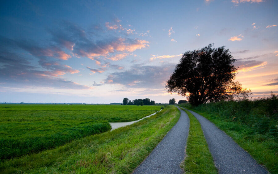 Het trekkers pad op De Donkse Laagte tijdens zonsondergang.
