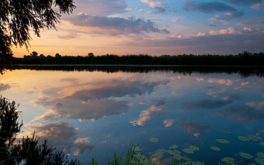 Prachtige weerspiegeling van de wolken in de rivier op De Donkse Laagte.