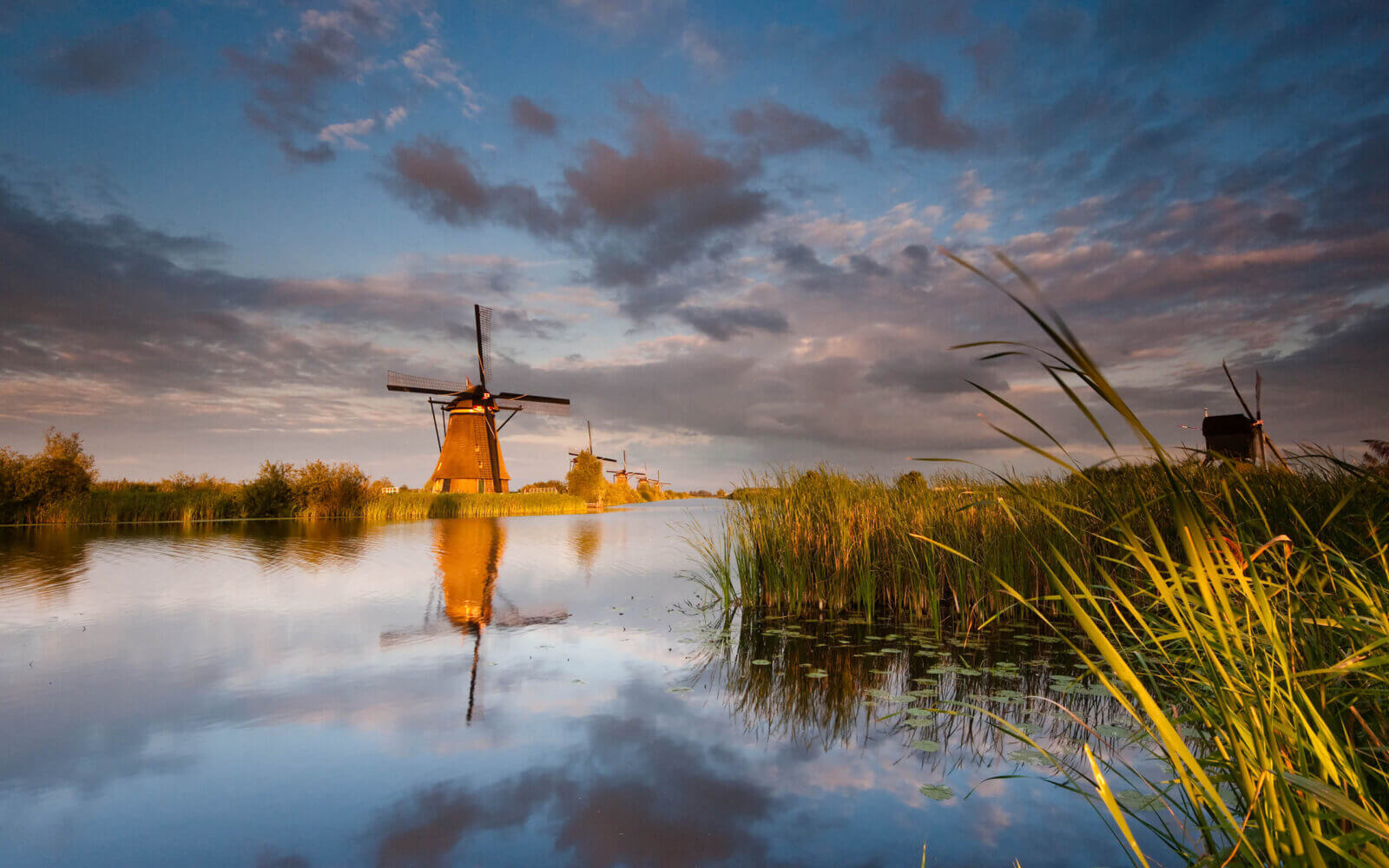 Kinderdijk Een prachtige zonsondergang bij de Unesco werelderfgoed molens op Kinderdijk.