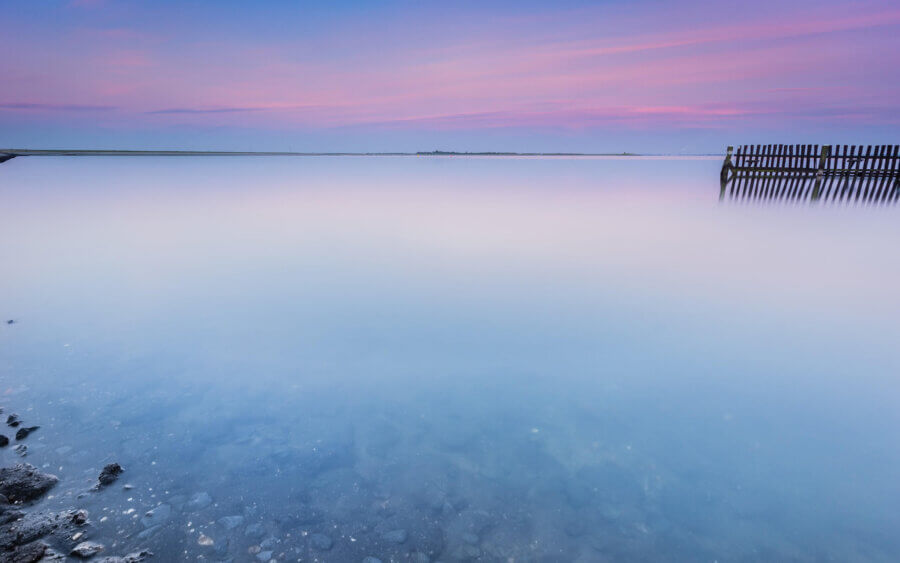 De haven van Strijenham, tijdens zonsondergang, aan de Oosterschelde.
