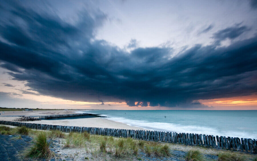 Breskens Een donkere regenbui komt dreigend vanaf de Noordzee naar de Zeeuws-Vlaamse kust.