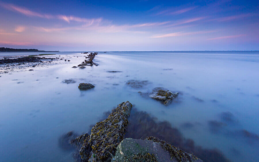 Een oude, in stukken gebroken, dijk in de Oosterschelde. Dit is in de buurt van Kattendijke op Zuid-Beveland.