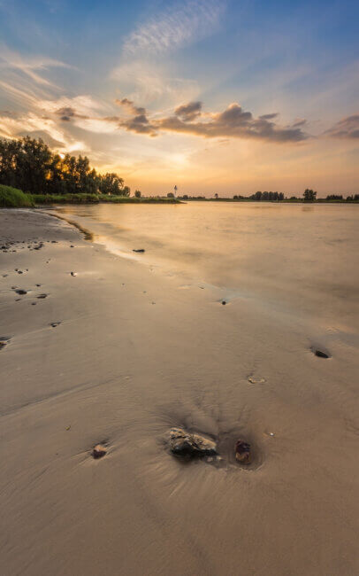 Aan de rivier de Lek, een klein prachtige strandje bij Ameide.