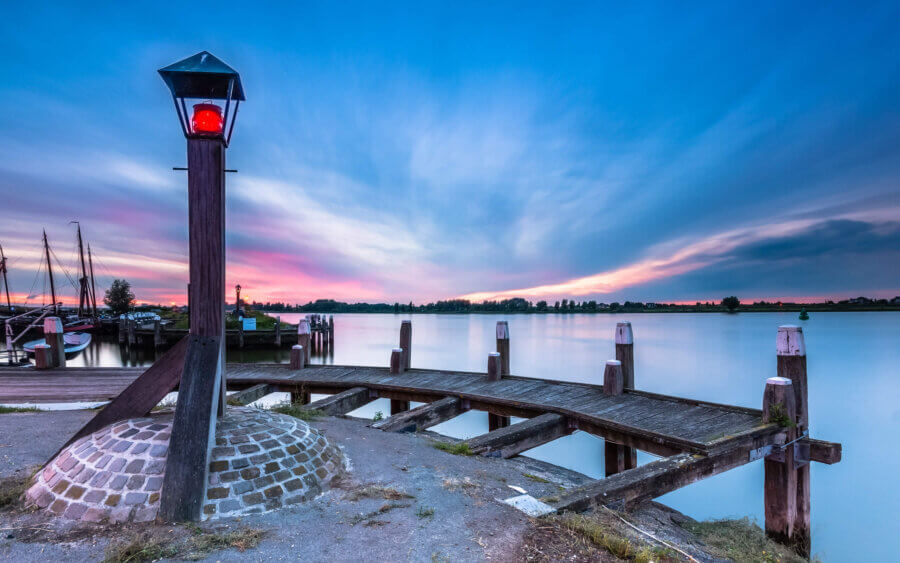 Op een zomeravond op de kade aan de rivier de Boven-Merwede bij Woudrichem.