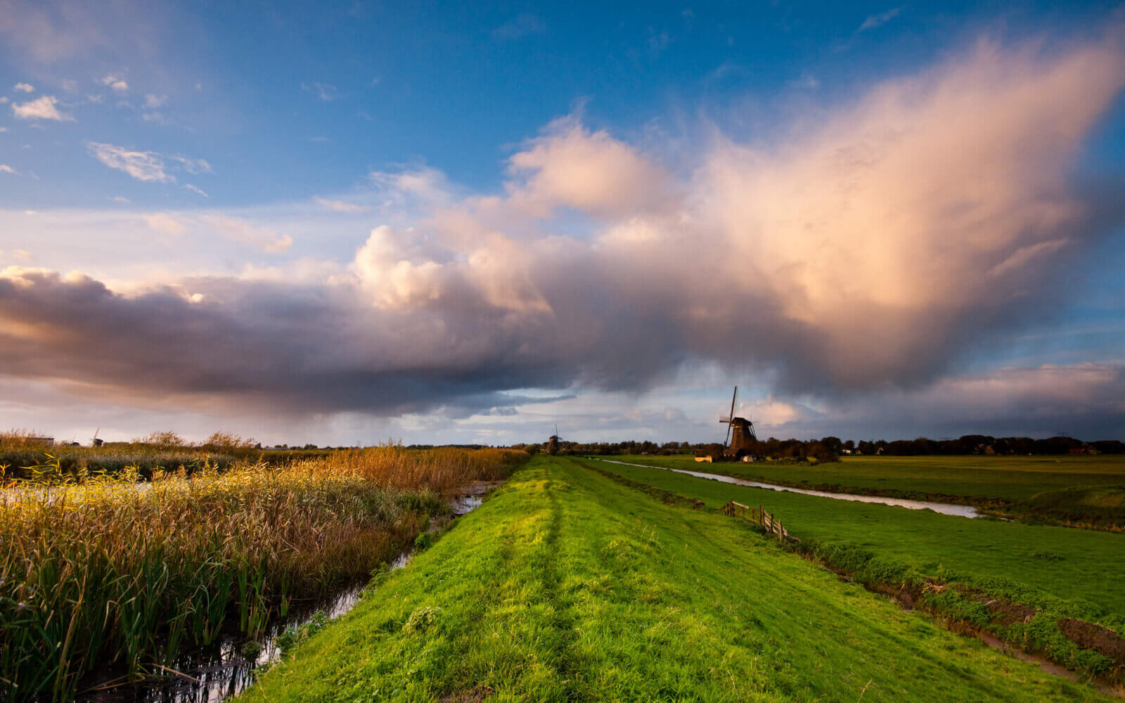 Kinderdijk Typisch Hollandse lucht boven Kinderdijk en een molen.