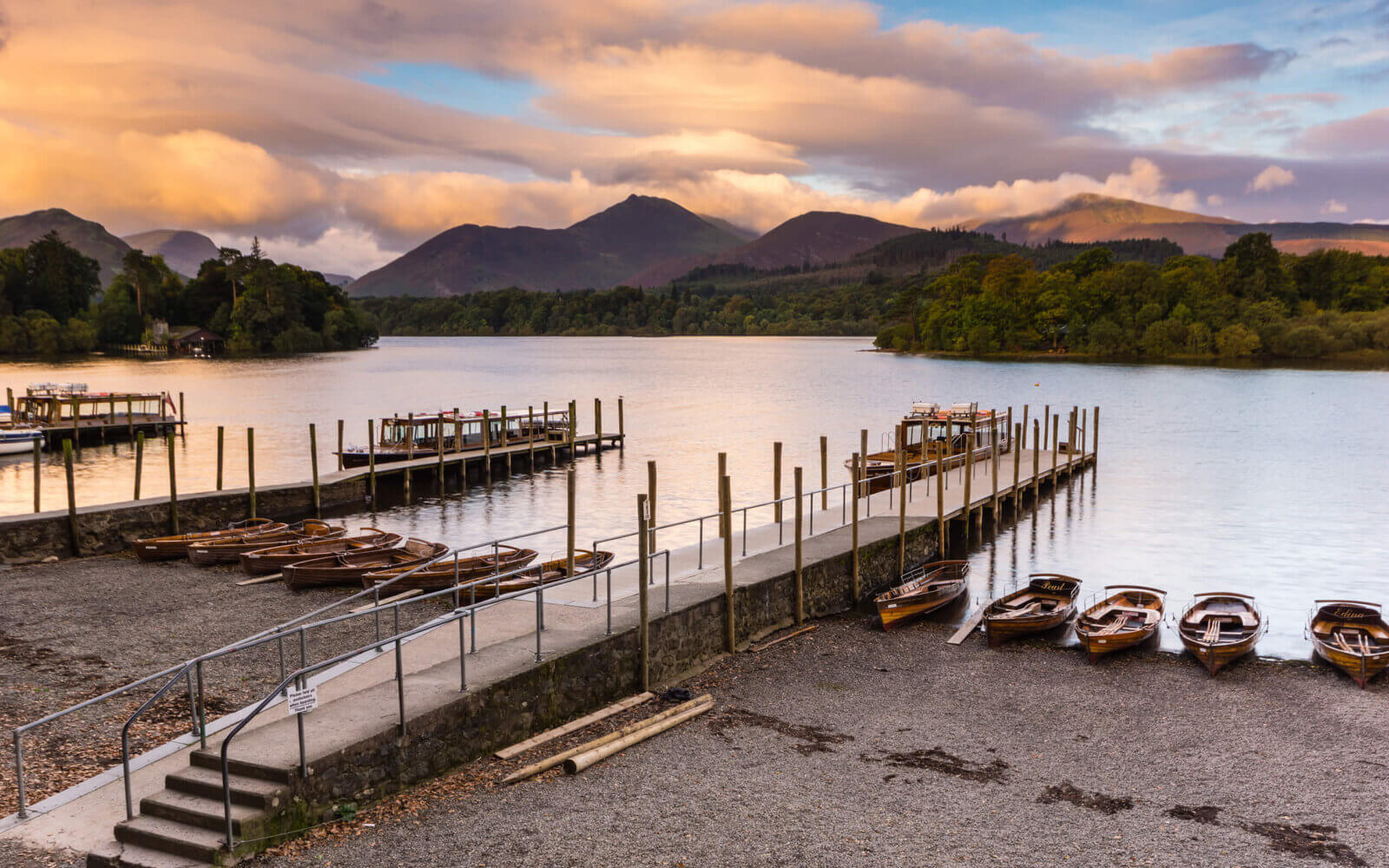 Keswick Een nieuwe dag breekt aan bij Derwentwater, vlakbij Keswick.