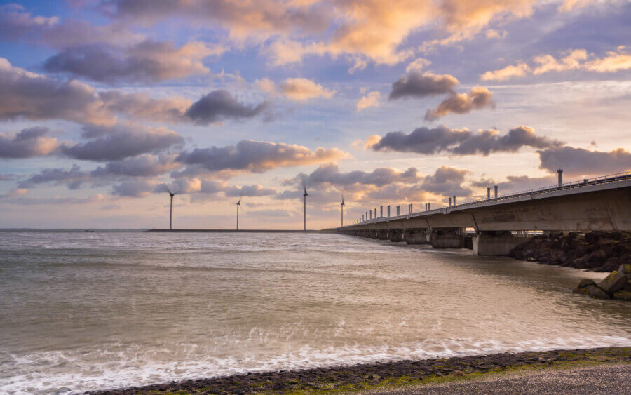 Vlakbij Westenschouwen kan je zo de achterkant van de Deltawerken en brug bekijken, met zicht op de Oosterschelde.