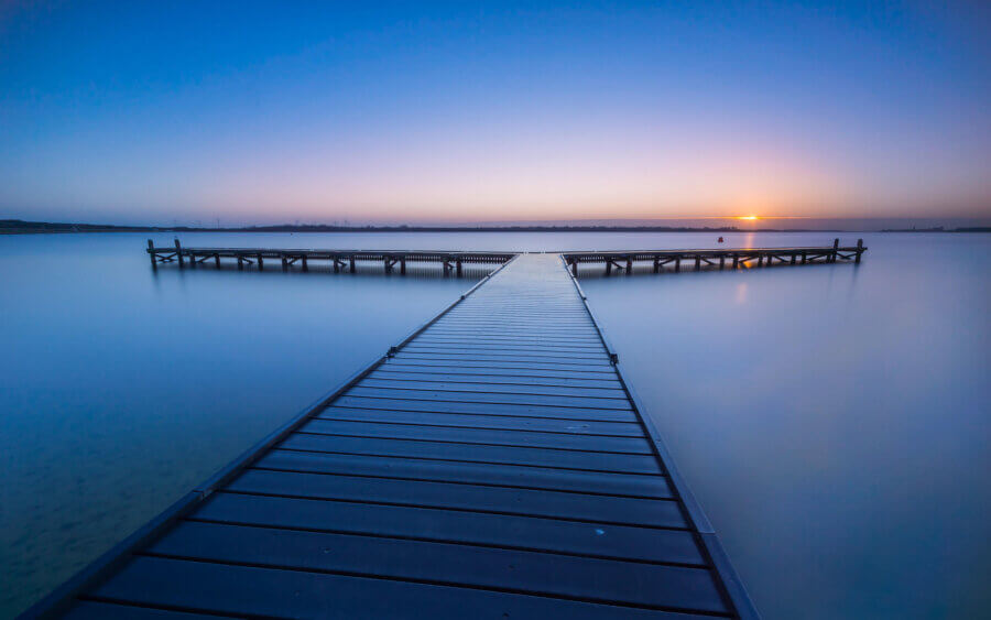 Op een rustige, kalme ochtend tijdens zonsopkomst bij een steiger aan het Veerse Meer.