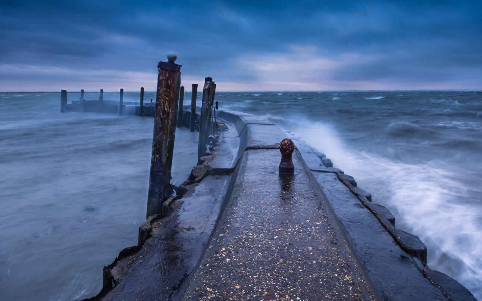 Kerkwerve Op een stormachtige dag bij de haven ingang van haven Flaauwers aande Oosterschelde, in de buurt van Kerkwerve.