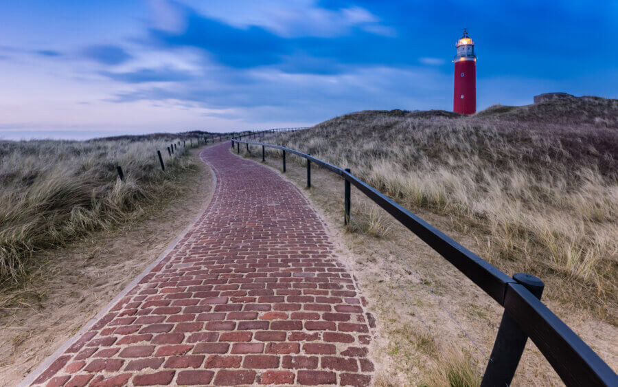 Een pad leidt je zo naar de vuurtoren van Texel toe.