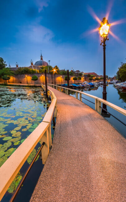 De glasblazer stad van ons land, Leerdam. Je loopt zo over deze brug de stad in.