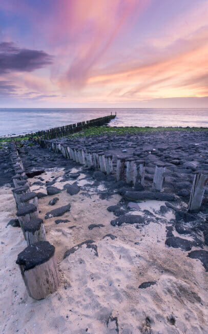 Een kalme en prachtige zonsondergang bij de kust van Westkapelle.