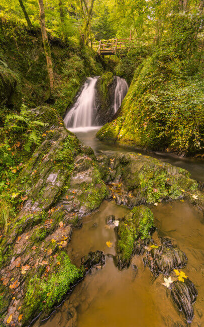 Een prachtige waterval in het dal, vlakbij Maria Martental.