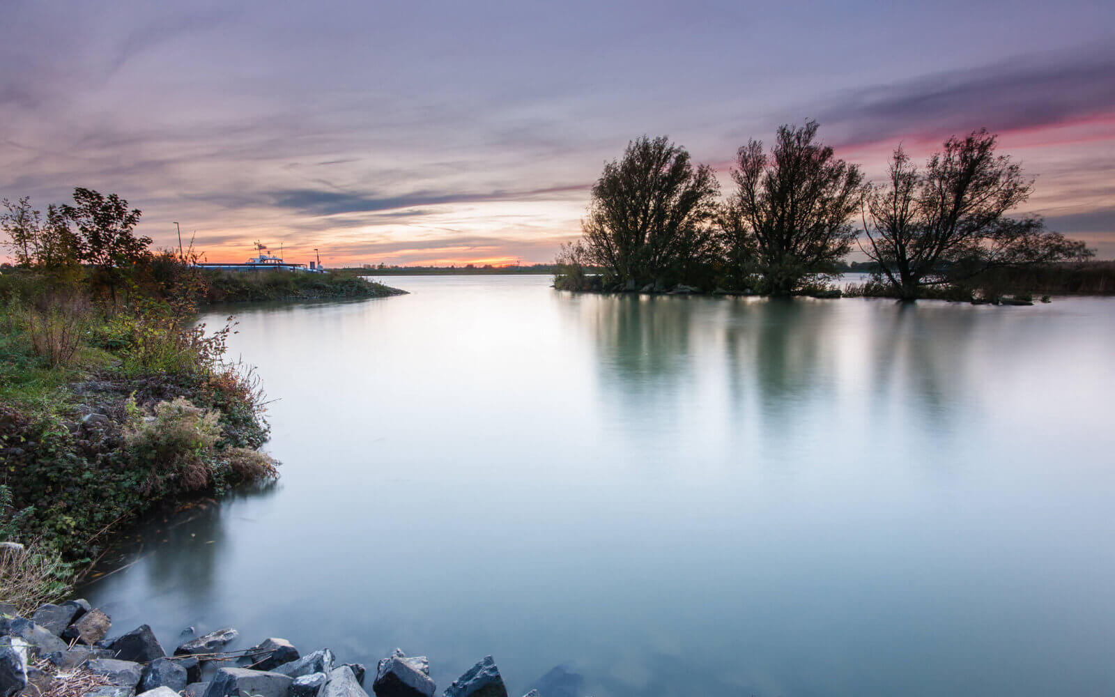 Alblasserdam Zonsondergang bij de rivier bij Alblasserdam. Gemaakt met een lange sluitertijd, waardoor de rivier een spiegeltje lijkt.
