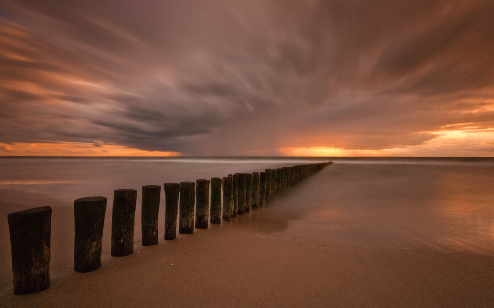 Donkere wolken pakken zich samen en zijn onderweg naar Schouwen-Duiveland.