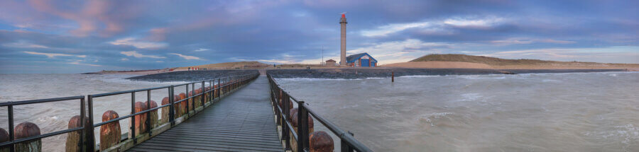 Panorama vanaf de pier bij Westkapelle, met de reddingsbrigade in het middelpunt.