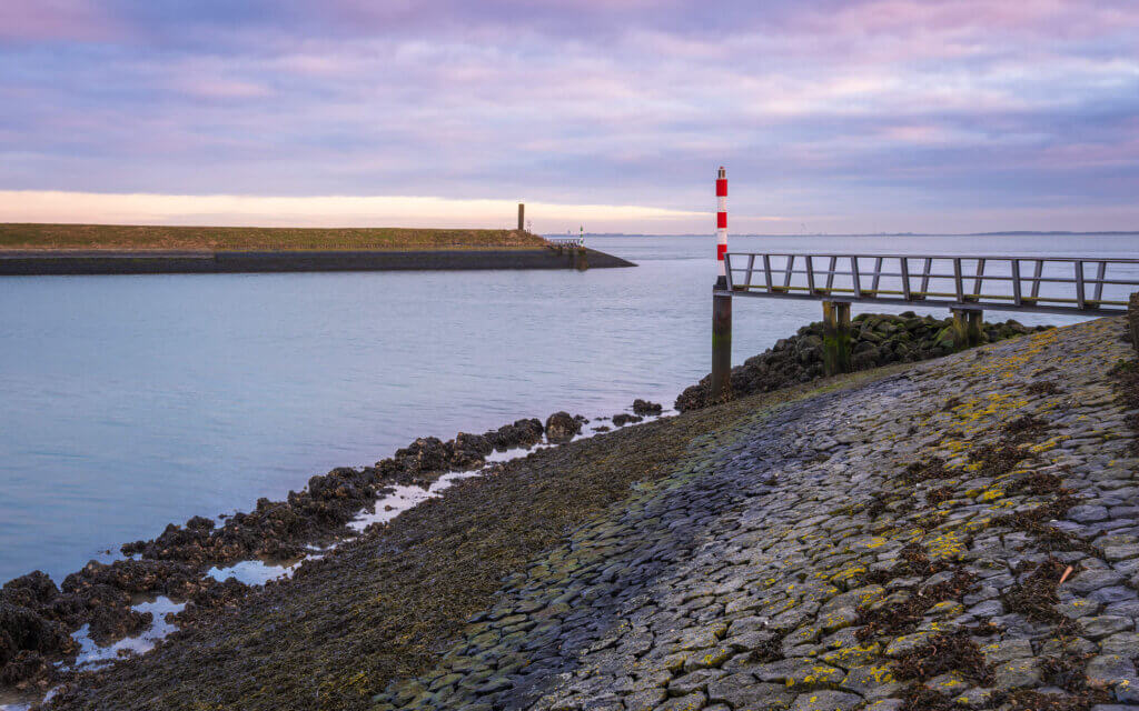 Een rustige zonsopkomst bij de havenhoofd van Kats, aan de Oosterschelde.