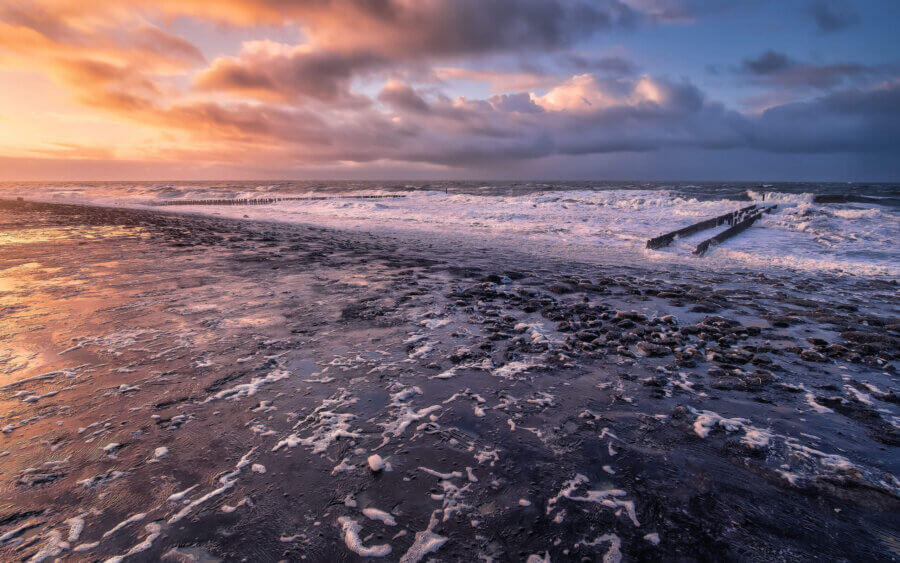 Domburg Er stond een stevige wind, daardoor lag het schuim overal op de dijk bij Domburg. Alles gehuld in prachtige avondlicht, net voor zonsondergang.