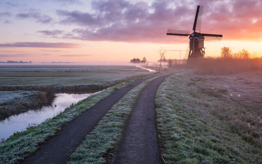 Op een prachtige ochtend, waar de grondmist langzaam opsteeg, in de polder van de Alblasserwaard. Het trekkers pad leidt je zo naar de Broekmolen bij Streefkerk. Wandel met me mee ;-)