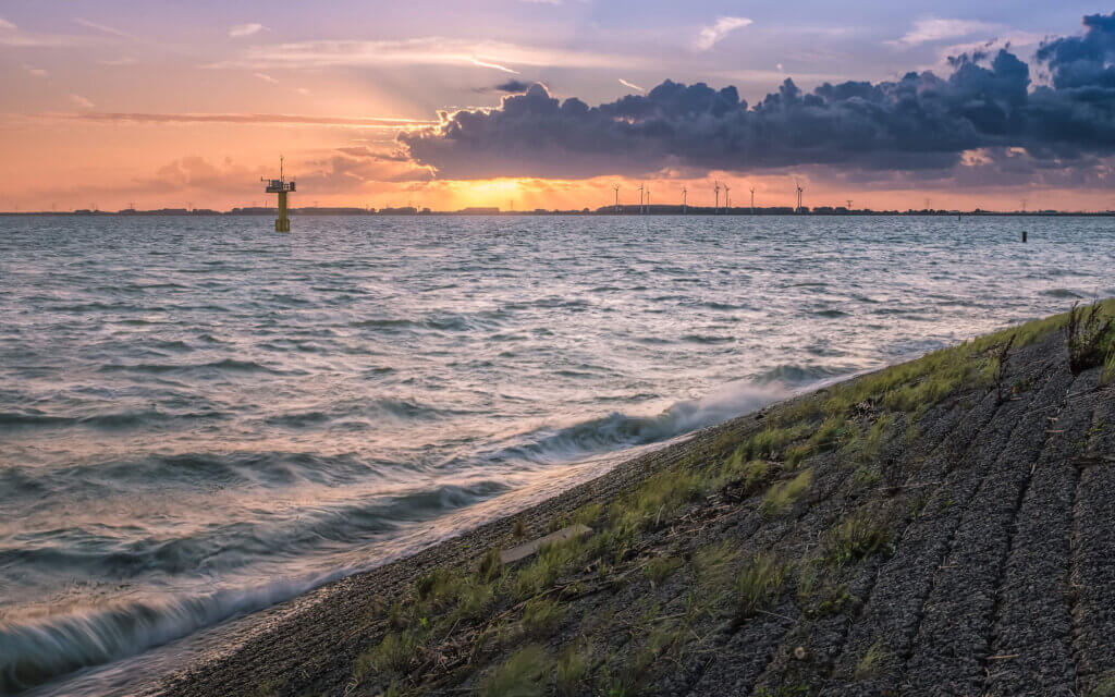 De avond voordat een storm losbrak, was hiervan nog niet te merken aan de Westerschelde bij Hansweert. Een rustige zonsondergang met kabbelend water.