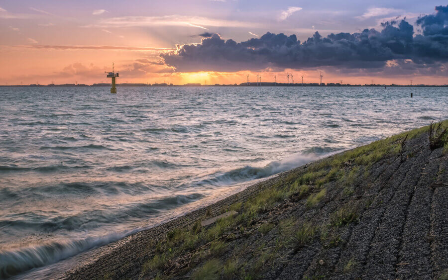 Hansweert De avond voordat een storm losbrak, was hiervan nog niet te merken aan de Westerschelde bij Hansweert. Een rustige zonsondergang met kabbelend water.