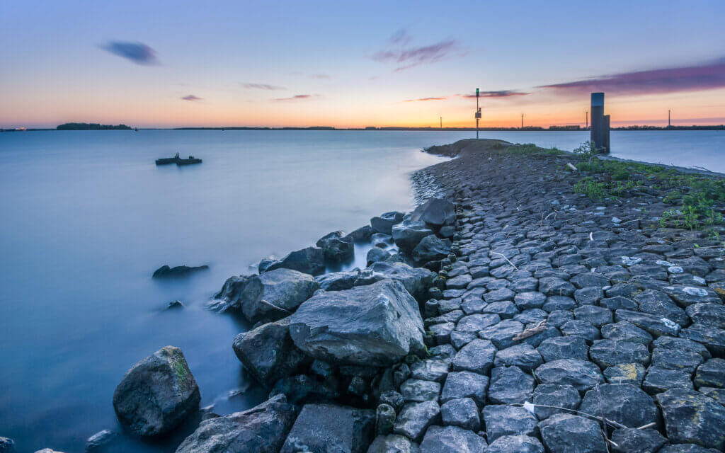 Op een rustige avond bij een golfbreker aan het Hollands Diep vlakbij Moerdijk.