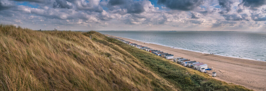 Dishoek De duinen van Dishoek voelen met hun hoogte soms aan als de Nederlandse bergen, die samen met het strand en de zee onze kust vormen.