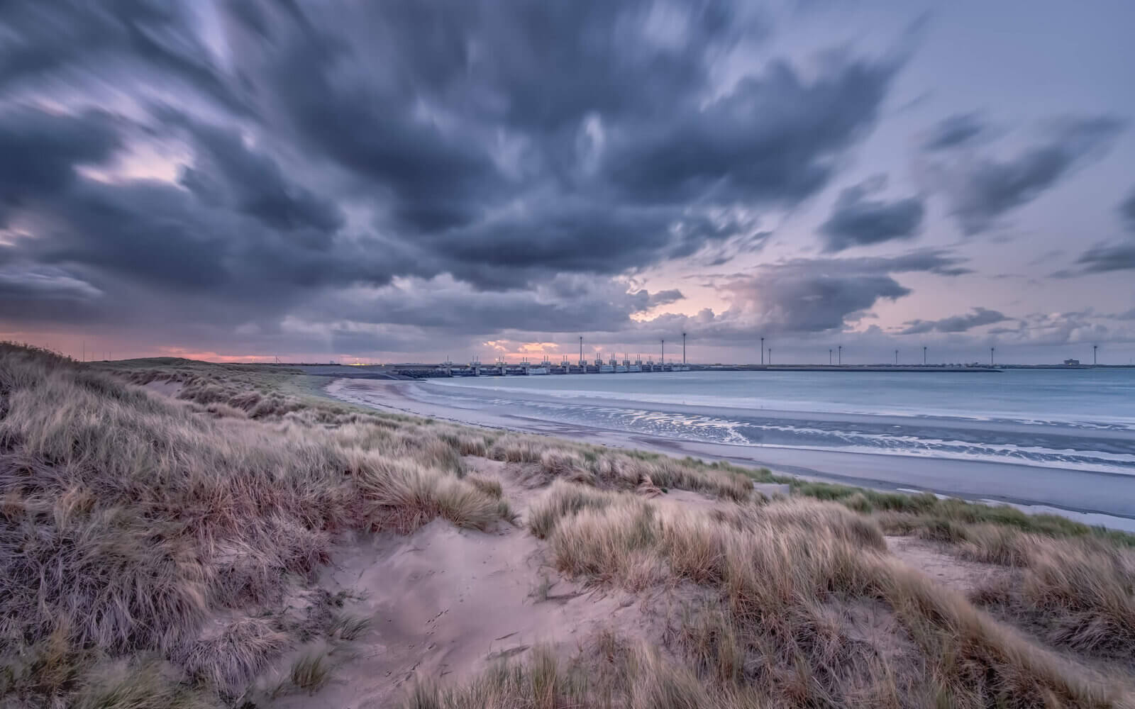 Zonsopkomst op de duinen, met zicht op Neeltje Jans, bij Westenschouwen op Schouwen-Duiveland.