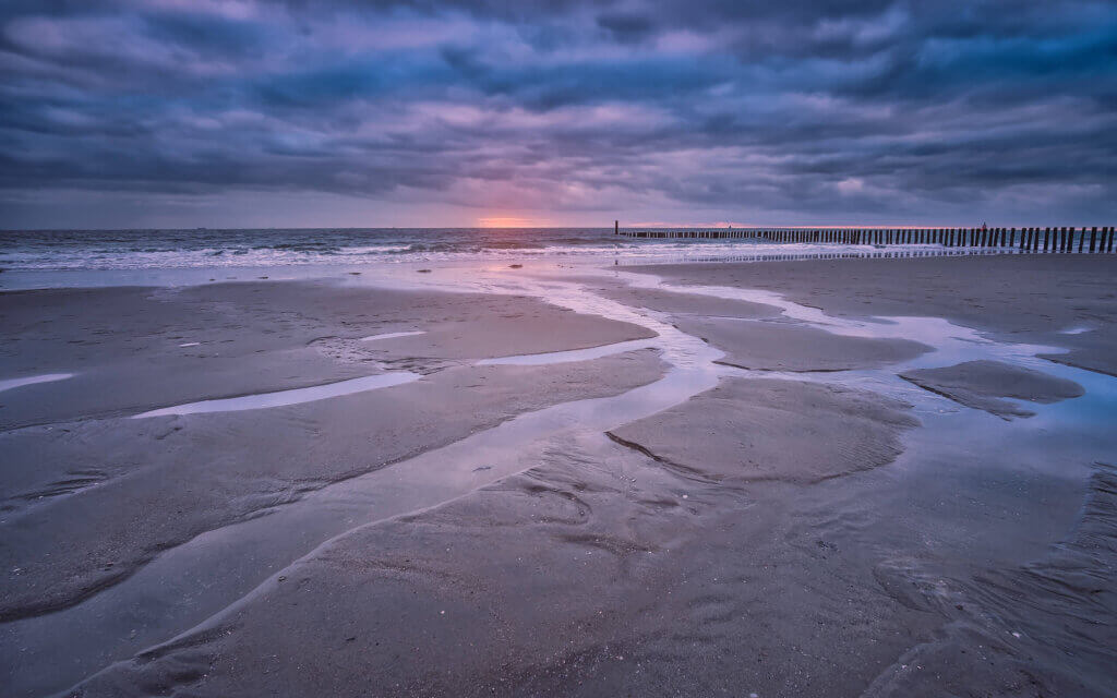 Het laatste licht, gezien vanaf het Walcherse strand bij Dishoek, van deze dag in Zeeland.
