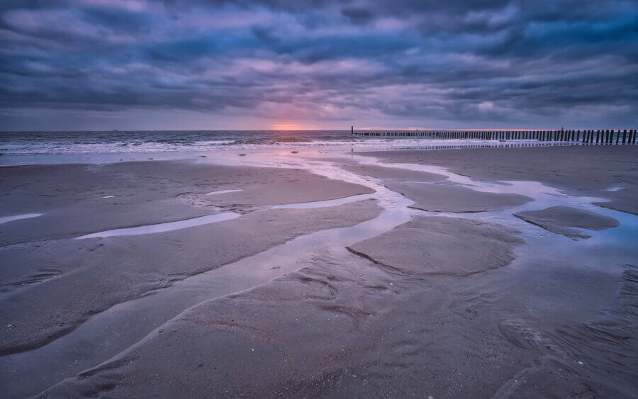 Dishoek Het laatste licht, gezien vanaf het Walcherse strand bij Dishoek, van deze dag in Zeeland.