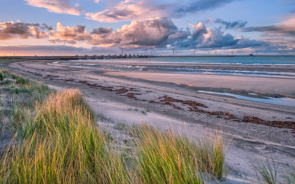 Op een vroege ochtend, op de duinen bij Westenschouwen, met zicht op Neeltje Jans.