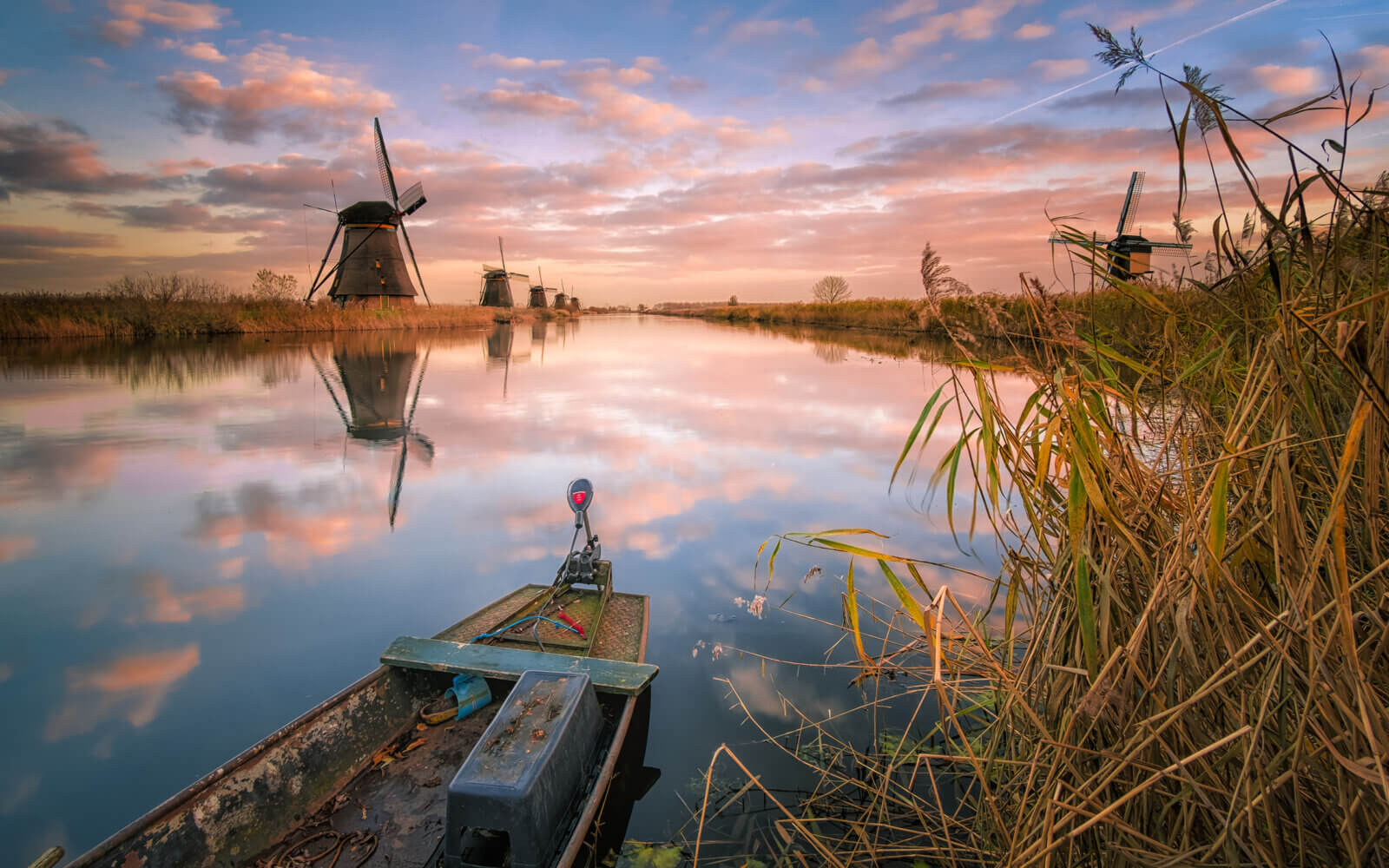 Op een prachtige novemberavond lag dit bootje klaar om rechtstreeks naar de Kinderdijkse windmolens te varen, een UNESCO-werelderfgoedlocatie in de Alblasserwaard.