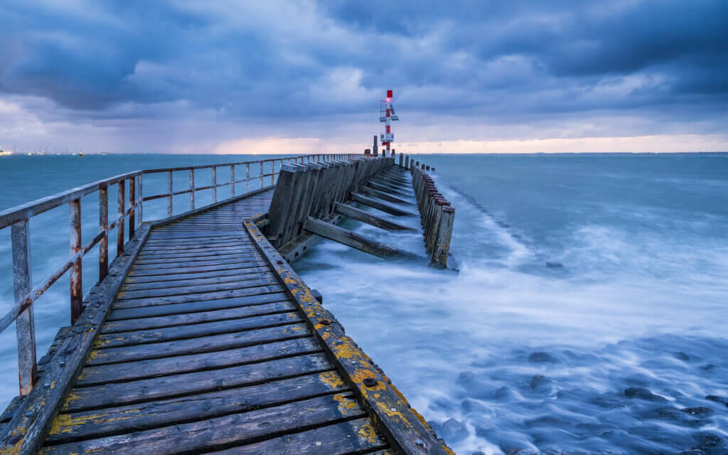 Op een vroege ochtend, nog voor zonsopkomst, bij de havenboei van de Buitenhaven in Vlissingen. Prachtig gezicht op de Westerschelde tijdens windkracht 7.